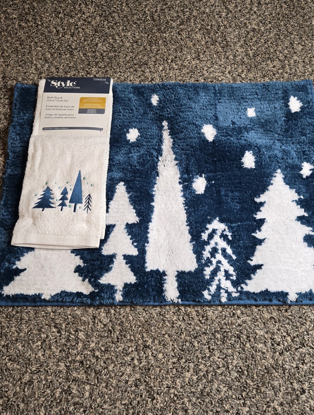 New with Tags Style Selections Bath Rug & Cotton Hand Towel Set Christmas Trees